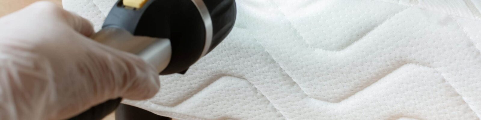 Recherche de punaises de lit sur un sommier A bed bug detection device being used to inspect for infestations